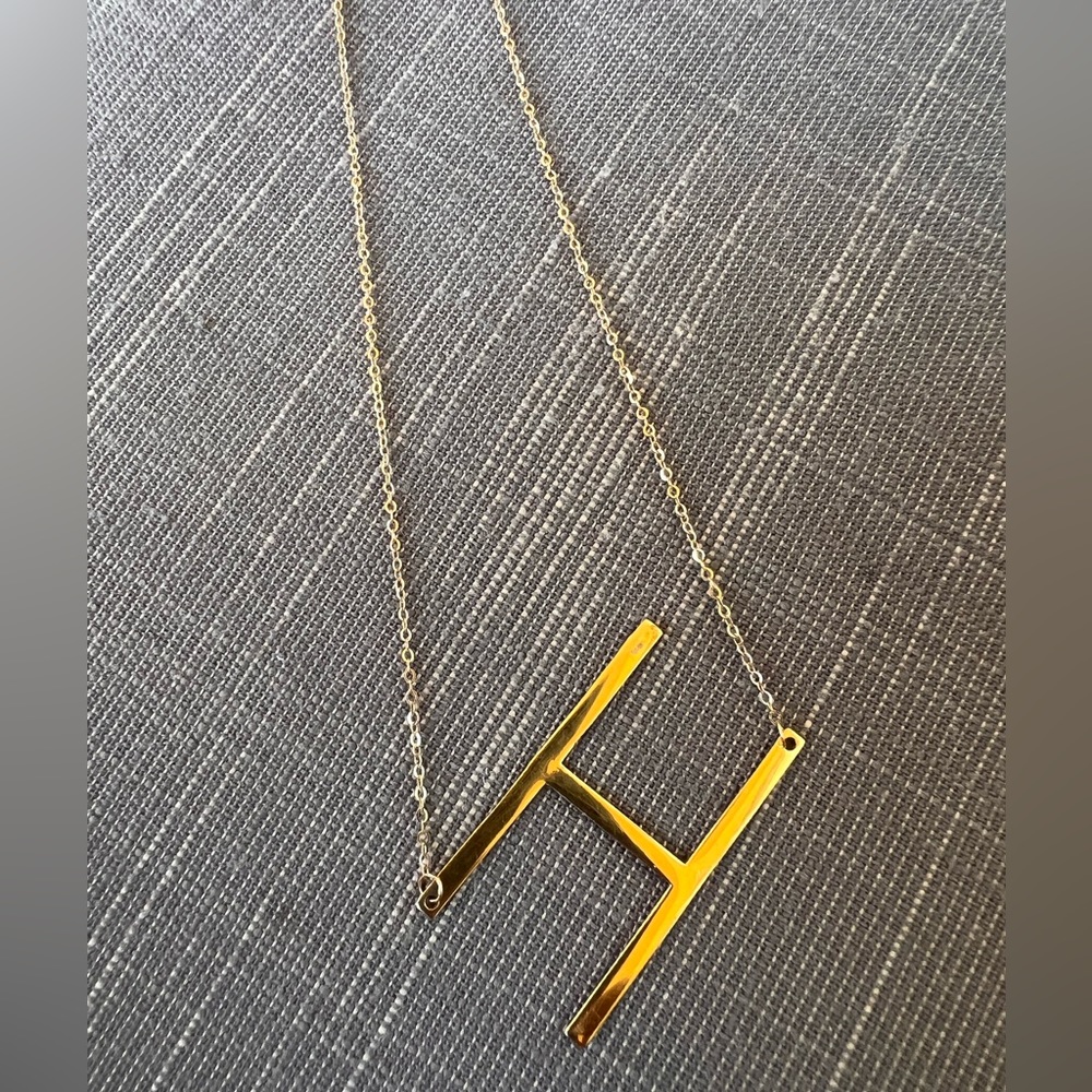 SALE‼️ 18 KARAT REAL GOLD H initial necklace 18 inches - Picture 5 of 10